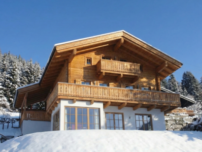 Die Seitenansicht des Chalets im Winter